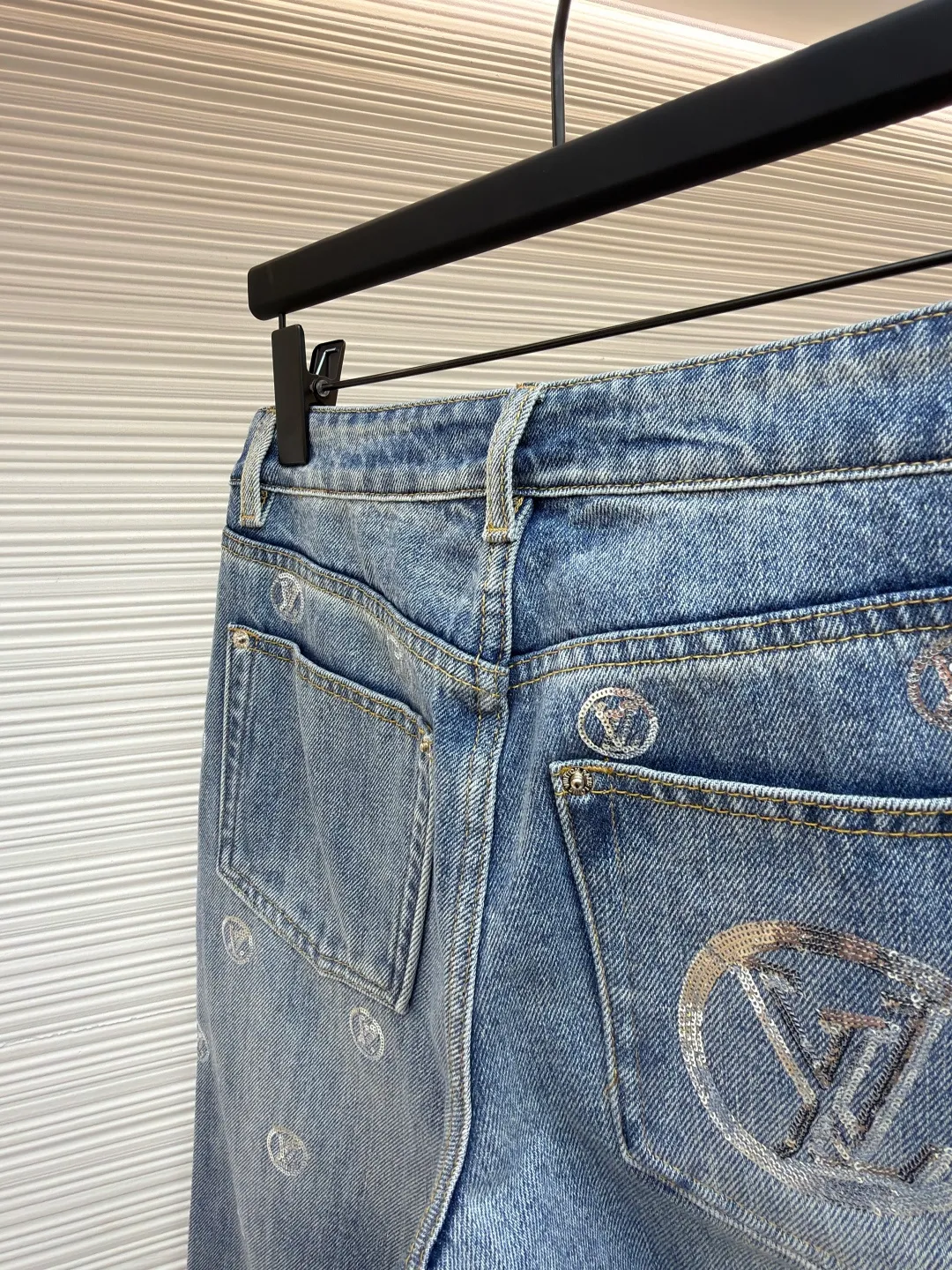 LOUIS VUITTON letter sequin jacquard high-waist bootcut jeans [Women's clothing] ●Original version: purchased and developed for 29999 ●Item number: 1682370-B70 ●Fabric: denim fabric ●Technology: jacquard production ●Color: blue ●Version: fitted version ●Weight: about 705 grams ●Size: 34-36-38-40 ●Description: These Louis Vuitton jeans are made of 12-ounce heavyweight denim fabric. They are enzymatic stone washed and hand-distressed to create a natural light blue retro color. The fabric is pre-shrunk to prevent shrinkage and deformation after wearing. The brand's classic presbyopia logo printed all over the pants is laser engraving combined with hand-embroidery technology. The embroidery stitch density of each pattern reaches 12 stitches/cm, the lines are delicate and three-dimensional, and it is not easy to fall off after high-temperature shaping treatment. The waistband is made of custom metal buttons and I-buckles, which are treated with electroplating and anti-rust technology. The texture is thick and wear-resistant. The trouser pockets are a classic five-pocket style. The bag mouth is reinforced with double-needle stitching. The side seams and inner rails are hemmed, and the stitching is smooth and burr-free. The overall design is straight-legged and wide-legged, following ergonomic design. The trousers have raw edges and frayed edges. The details highlight the brand's craftsmanship and take into account both fashion and comfort. The overall wiring is straight and delicate, the fabric is comfortable and soft, and the color is consistent without color difference. It can be matched with the same style to create a fashionable look and control various occasions. Customized accessories, complete with three standards, same style for men and women!